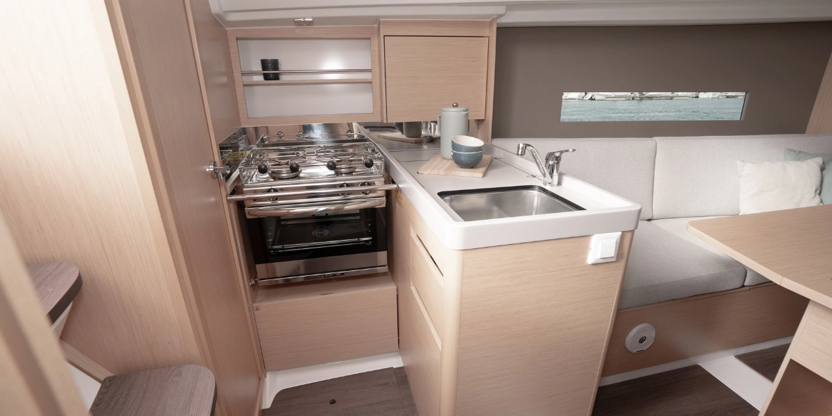 beneteau oceanis 30.1 int1