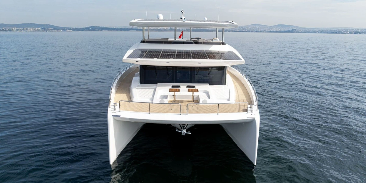 cata electrique en mer bleu